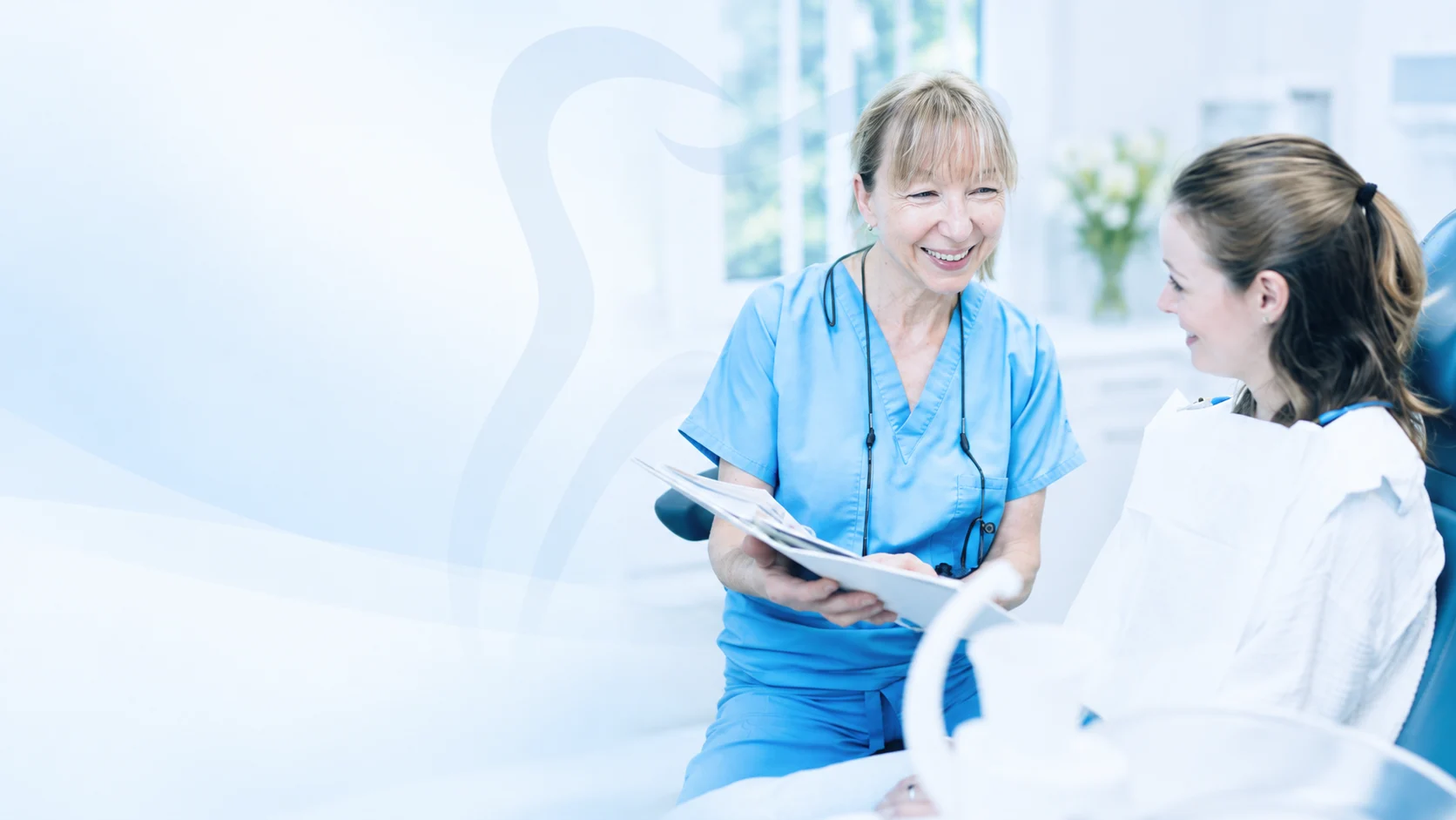 Dr. Carmen C. Hohmann im Beratungsgespräch mit einer Patientin